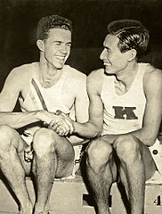 Bronzemedaillengewinner Ōe Sueo (rechts) gratuliert dem Olympiasieger Earle Meadows