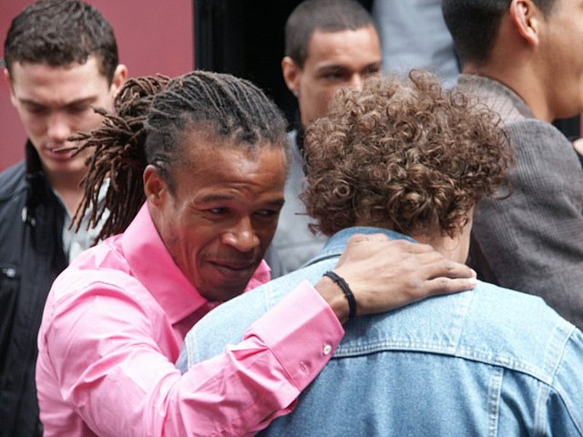Davids embraces Ajax team manager David Endt during his second period at Ajax, with Thomas Vermaelen and Gregory van der Wiel behind.