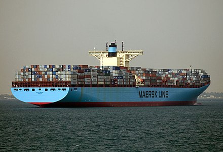 Vaixell de transport de contenidors travessant el Canal de Suez