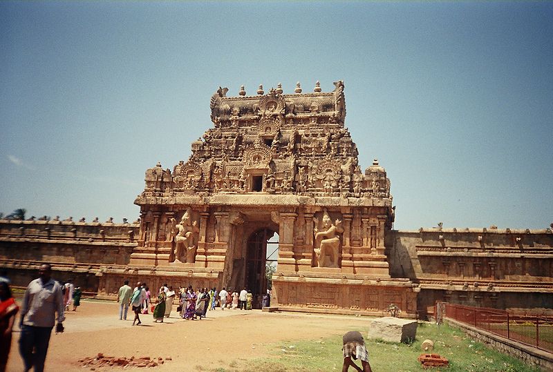 चित्र:Entrance of brihadeshwara temple.JPG