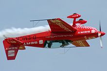 Extra 300L flying inverted Extra 300L, Private JP6237611.jpg