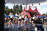 Bilder vom Zelt Musik Festival 2023 in Freiburg im BreisgauJunge Tanzgruppe auf der Fürstenbergbühne