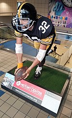 Statue of Harris making the "Immaculate Reception" at Pittsburgh International Airport. FHarrisstatue.jpg