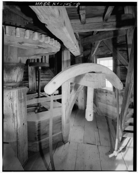 File:FLOOR 2; STONE CRANE WITH WOODEN YOKE AND SCREW - Shelter Island Windmill, Manwaring Road, Shelter Island, Suffolk County, NY HAER NY,52-SHELI,2-8.tif