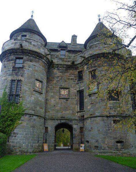 File:Falkland Palace Gatehouse - geograph.org.uk - 2675988.jpg