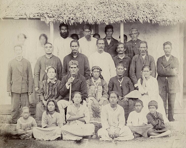 File:Famille royale et chefs de Rimatara en 1889.jpg
