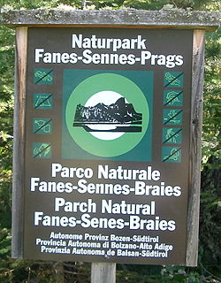 Cartello indicatore con logo ufficiale del Parco