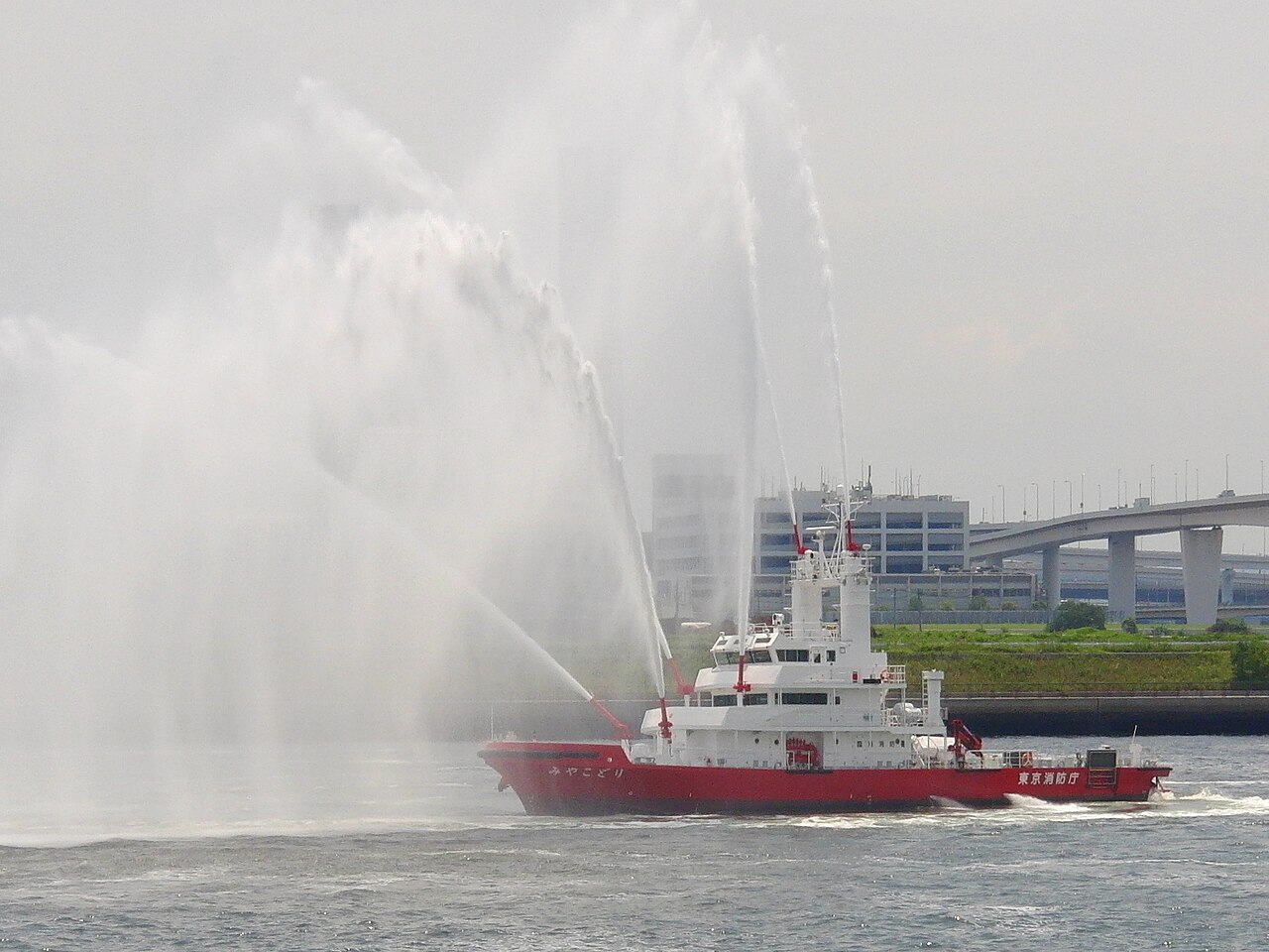 1280px-Fireboat_Miyakodori_4th_02.jpg