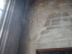 Fissure dans le mur de la façade principale.