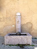 Fontaine rue Pierre-et-Marie-Curie (Embrun) .jpeg