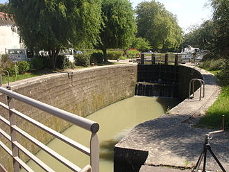 The Negra Lock with its rounded side walls, which are features of the Canal du Midi. France Canal du Midi ecluse de Negra.jpg