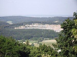 Blick vom Frankenstein auf den Nieder-Beerbacher Steinbruch und den vorderen Odenwald