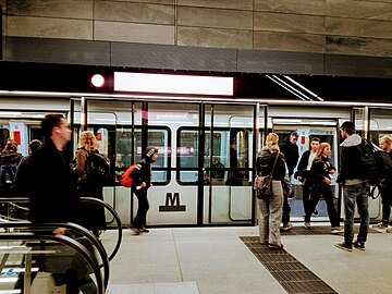 Frederiksberg Station: Historie, I nabolaget findes bl.a., Galleri