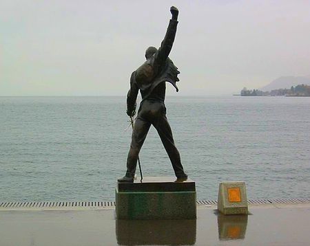 Tập_tin:Freddie_Bronzestatue_rueckansicht.jpg