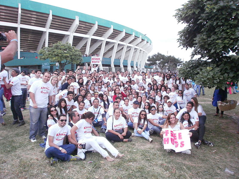 File:Free hug day in Santa Cruz, Bolivia.JPG