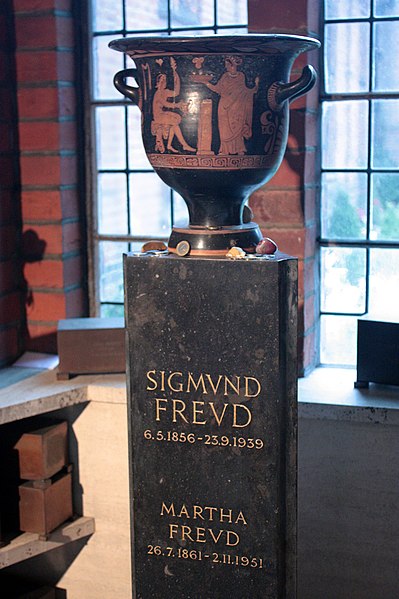 চিত্র:Freud's ashes in Golder's Green Columbarium.JPG