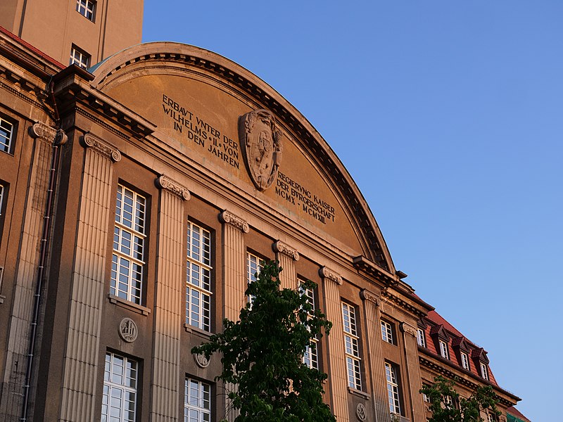 File:Front of Rathaus Spandau 03.jpg