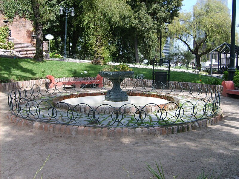 File:Fuente Patio Circular.jpg