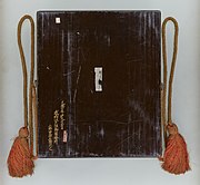 桂昌院が寄進した糞掃衣を納める蒔絵箱(左:蓋表、右:底面)