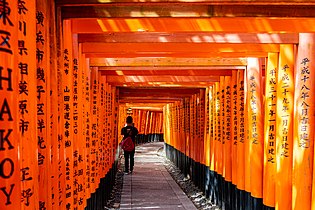 Yksi senbon-torii-alueen käytävistä
