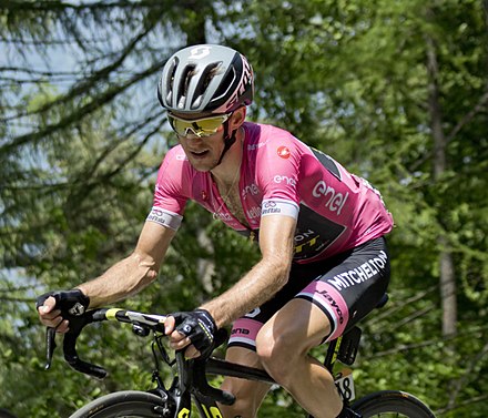 Yates portant le maillot rose du Tour d'Italie 2018