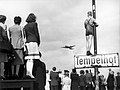 Berlinois observant un avion de transport aérien atterrir à l'aéroport de Tempelhof en 1948