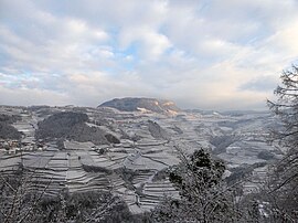 Panorama invernale del comune di Giovo con la frazione di Ville di Giovo.