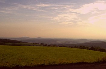 Großer (679 m) und Kleiner (641,3 m) Gleichberg vom Eckartsberg aus; ganz links der Klingeberg (677,2 m), ganz rechts der Priemäusel (624,6 m), links dahinter der Solaberg (577,3 m)