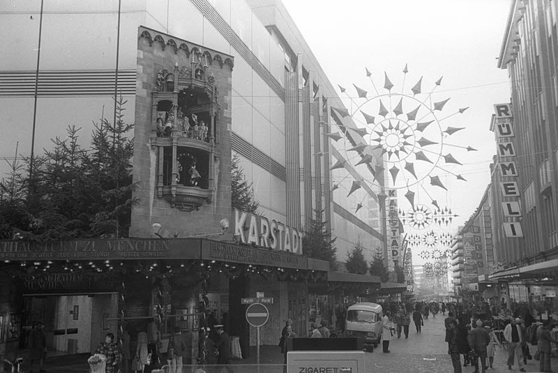 File:Glockenspiel bei Karstadt in der Holstenstraße, Ecke Alter Markt (Kiel 67.017).jpg