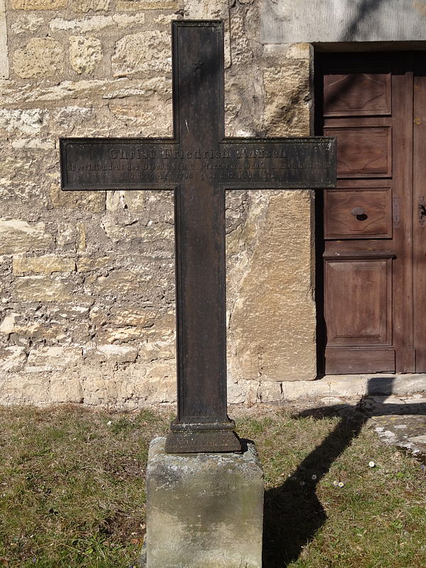 Cruzes simples (e não crucifixos) são preferidas pelos protestantes não conformistas para representar o milagre da ressurreição.