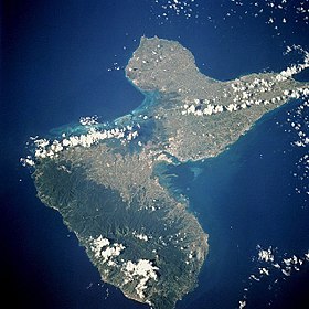 Vue satellite de la Guadeloupe avec la Grande-Terre, en haut à droite.