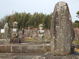 Могила Рюдзодзи Иэудзи в храме Кодэн-дзи