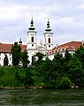 Graz Mariahilferkirche und Mur.jpg