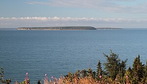 La Grosse Île au Marteau, à droite à l'arrière plan, la Petite Île au Marteau