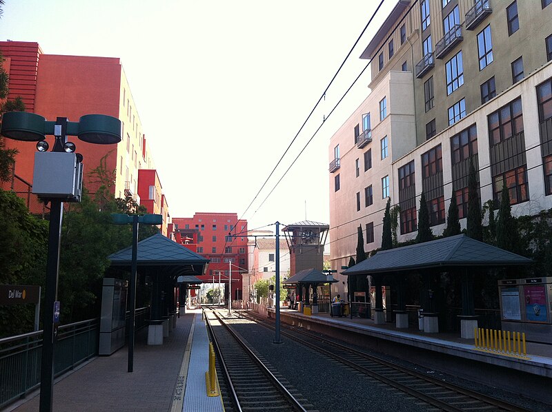 File:HSY- Los Angeles Metro, Del Mar, Platform View.jpg