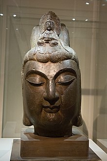 Capo di Guanyin, Buddha Amitābha nella sua acconciatura. Calcare, periodo della dinastia Jin (1115-1234), Cina. Museo Náprstek Prague (foto scattata l'11 maggio 2014)