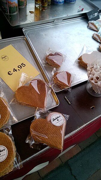 File:Heart-shaped stroopwafels, Adrillen Winschoten (2018).jpg