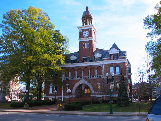 Henry County Courthouse in Paris