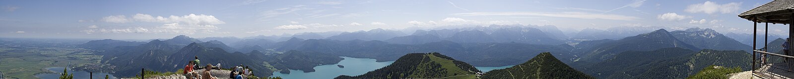 Panorama z Herzogstand. Od lewej: Jezioro Kochel, Benediktenwand, Walchensee, Westliche Karwendelspitze, Wallgau, Wettersteingebirge, Zugspitze, Ammergauer Alpen