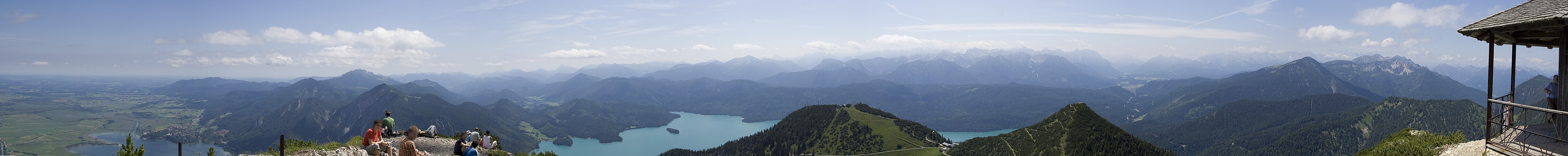 Bergpanorama mit Kochelsee, Jochberg, Walchensee und Karwendelgebirge, ... bis zum Simetsberg im Estergebirge.