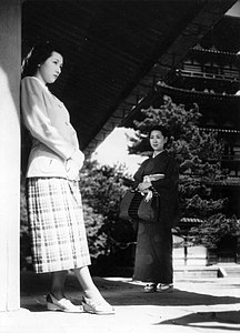Hideko Takamine and Kinuyo Tanaka in Munekata kyōdai, 1950.jpg