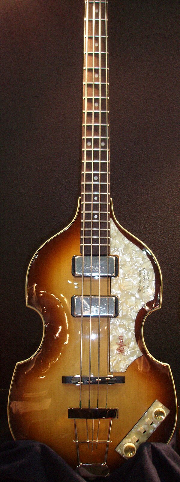 A Höfner 500/1 "violin bass" similar to the one used by Paul McCartney