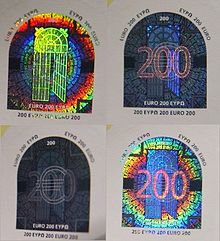 Quatre vues de l'hologramme d'un billet de 200 euros : en 1 on voit principalement la porte, en 2 le chiffre 200 et en 3 le symbole de l'euro. En 4 la porte et le 200 sont visibles.