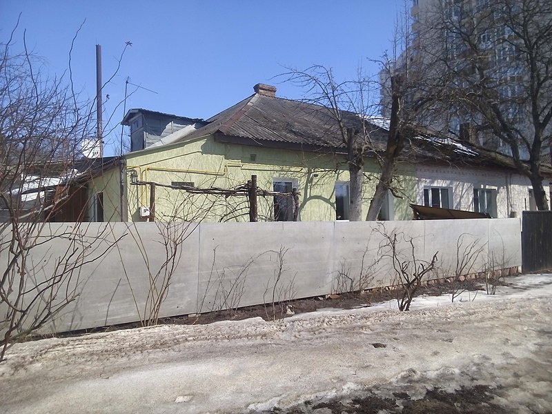 File:House on Myloradovychiv Street in Chernihiv 25 of March 2018 06.jpg