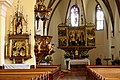 Interiér s gotickými oltármi