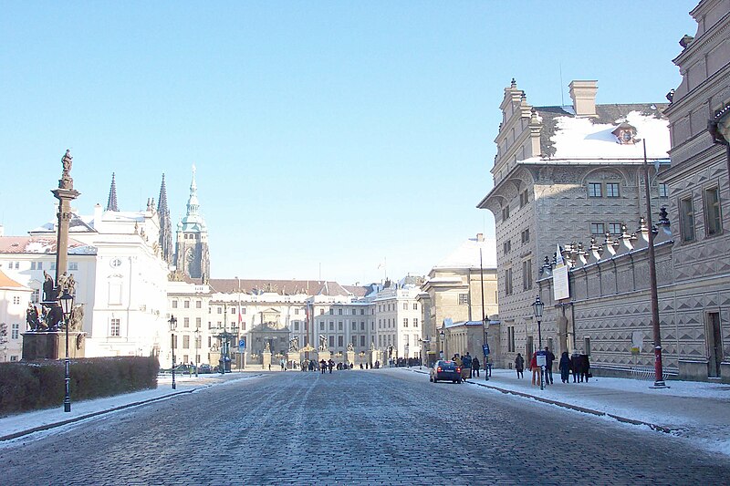 File:Hradschinplatz mit Burg und Veitsdom 00 2003-12-24.jpg