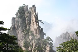 פסגה משוננת בהר חואנגשאן
