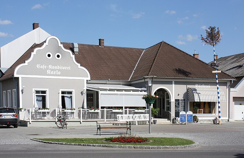 File:Illmitz, das Café Karlo.jpg