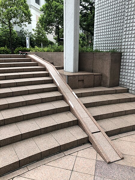 File:Ingang met trap van het winkelcomplex Herbis Plaza in Umeda 2-chōme in Osaka, naar het oostnoordoosten gezien, -dinsdag 5 juni 2018 16：01.jpg