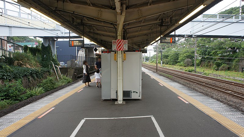 File:JR Tokaido-Main-Line Oiso Station Platform.jpg